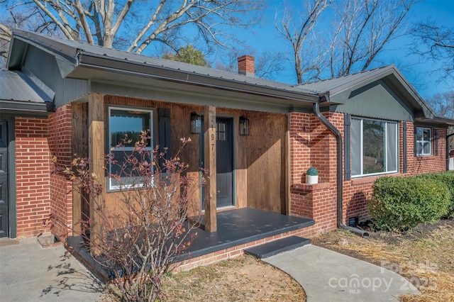 entrance to property featuring covered porch