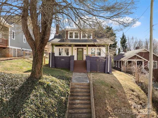 view of front of property featuring a front lawn and a porch