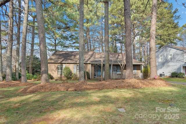 view of front facade featuring a porch and a front lawn