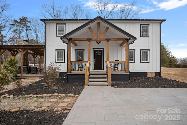 modern farmhouse featuring covered porch