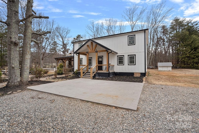 view of front facade featuring a storage shed