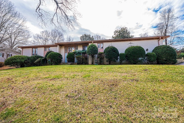 single story home featuring a front yard