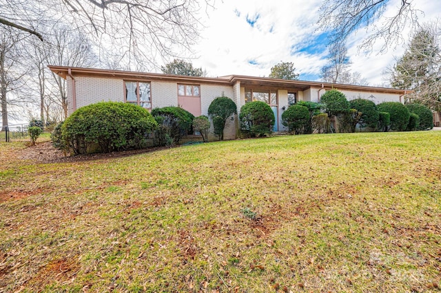 ranch-style home featuring a front lawn