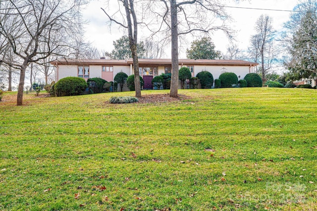 single story home featuring a front lawn