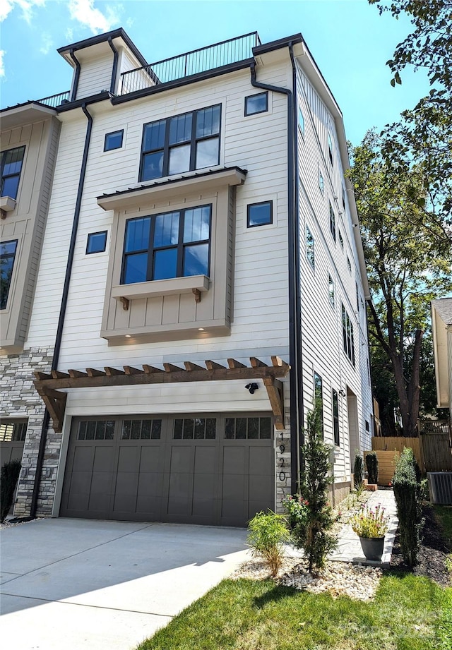 view of front facade featuring a garage