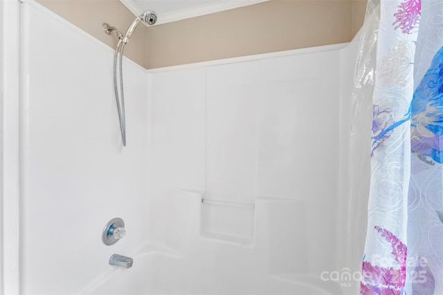 full bath with crown molding and shower / tub combo with curtain