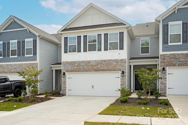 view of front facade featuring a garage