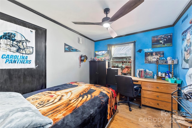 bedroom featuring crown molding, light hardwood / wood-style floors, and ceiling fan