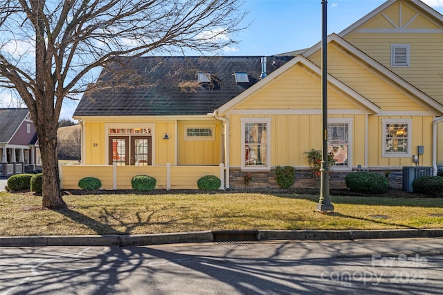 view of front of house featuring cooling unit and a front lawn