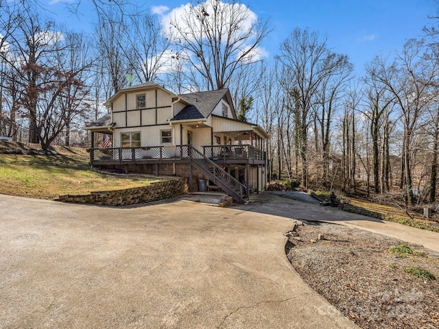 view of front of house featuring a front lawn and a porch