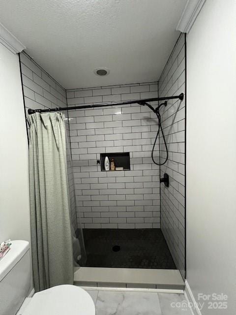 bathroom featuring a shower with curtain, a textured ceiling, and toilet