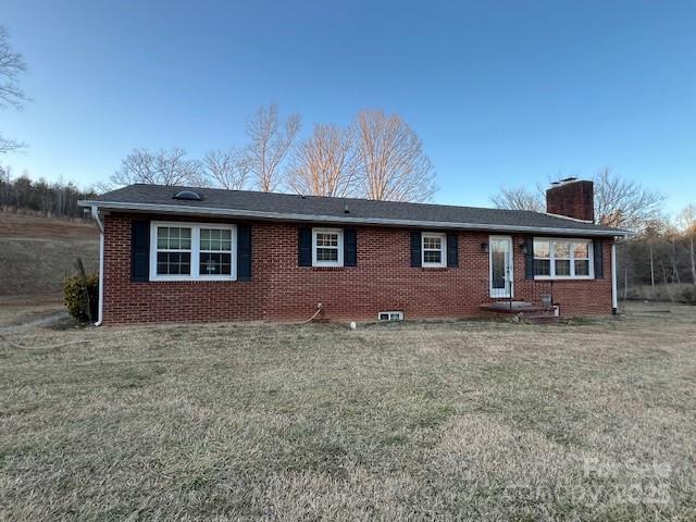 view of front of property with a front yard