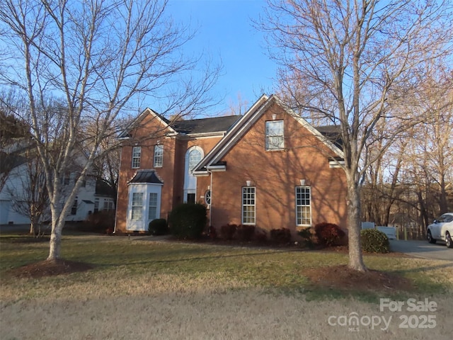 view of front facade with a front lawn