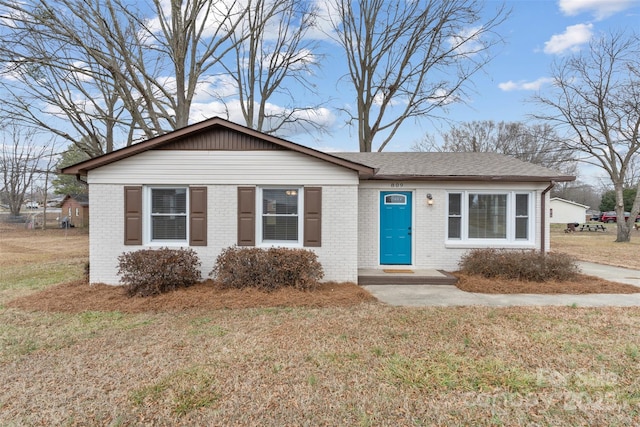 view of front of home featuring a front lawn