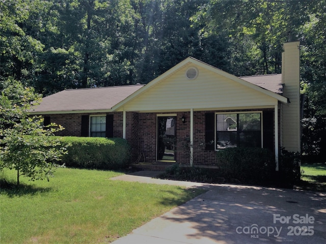 view of front of home featuring a front lawn