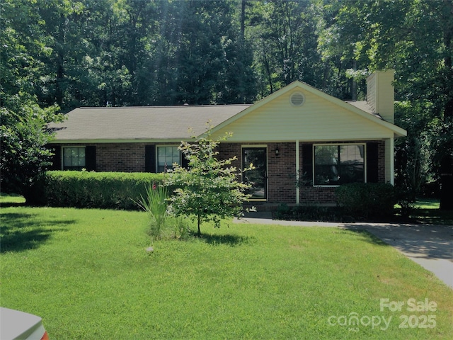 ranch-style house featuring a front yard