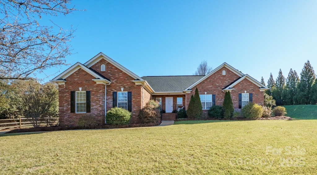 view of front of house featuring a front yard