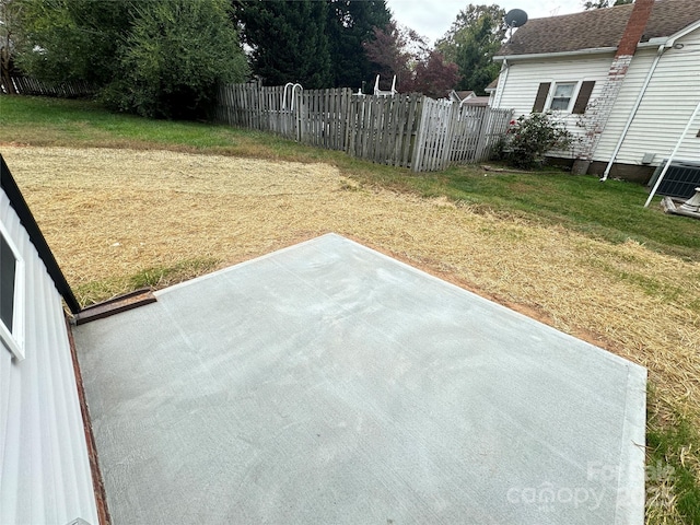 view of yard with a patio area