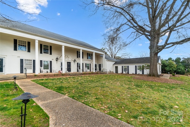 view of front facade featuring a front yard and covered porch