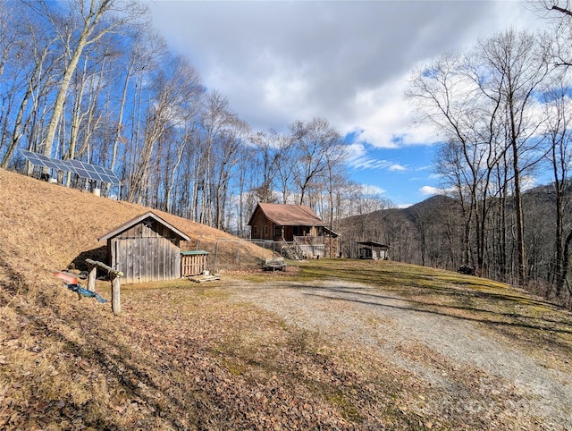 view of yard with a mountain view