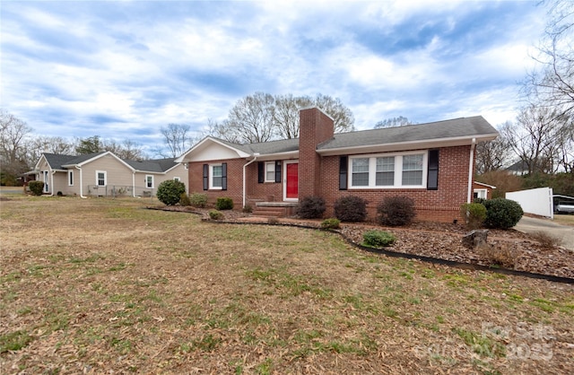 ranch-style home featuring a front lawn