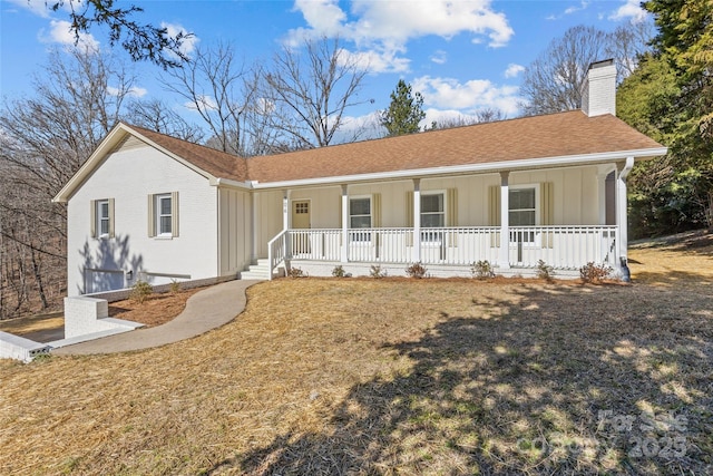 ranch-style home featuring a porch and a front lawn