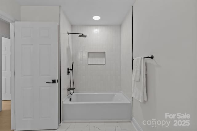 bathroom featuring tiled shower / bath combo