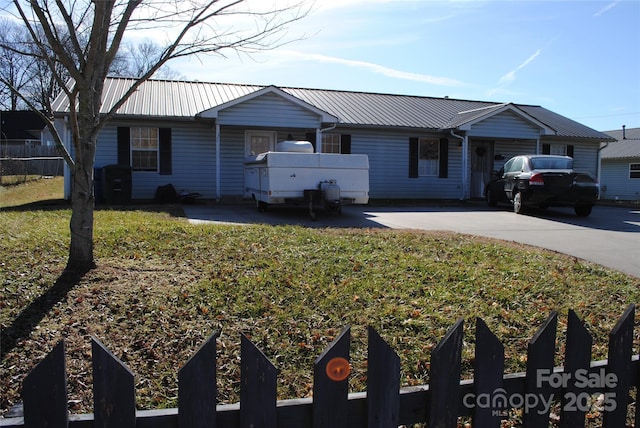 single story home with a front yard