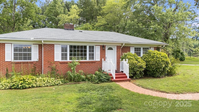 single story home with a front lawn