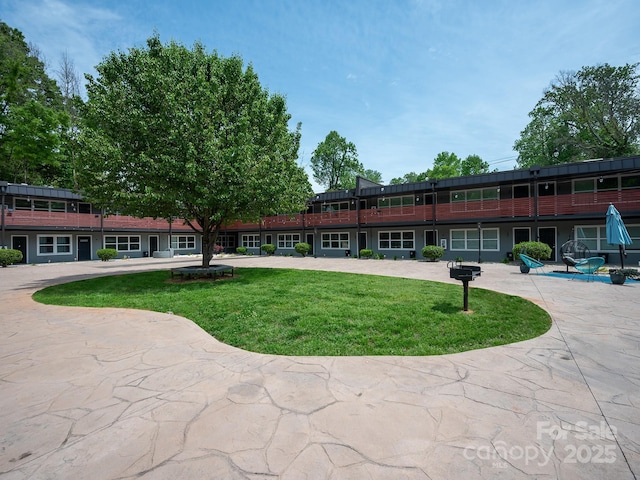 view of front of home featuring a front lawn