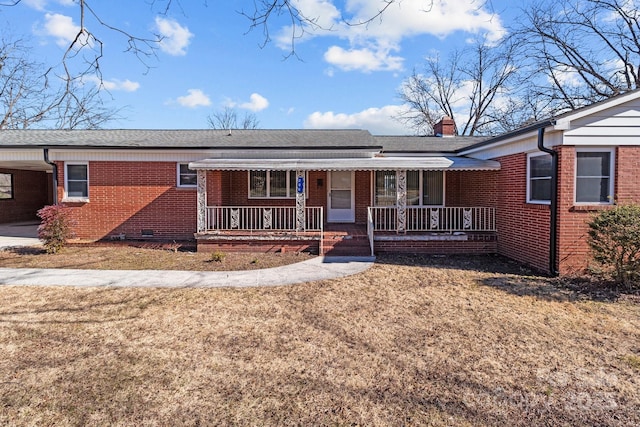 ranch-style home featuring a front lawn and a porch