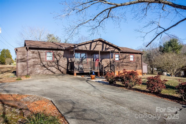 ranch-style home featuring a porch