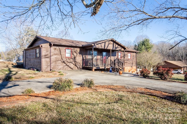 view of front of home with a front lawn and a porch