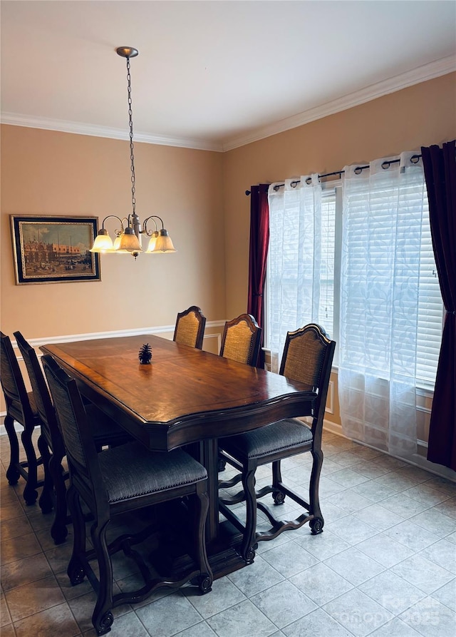 dining area with ornamental molding