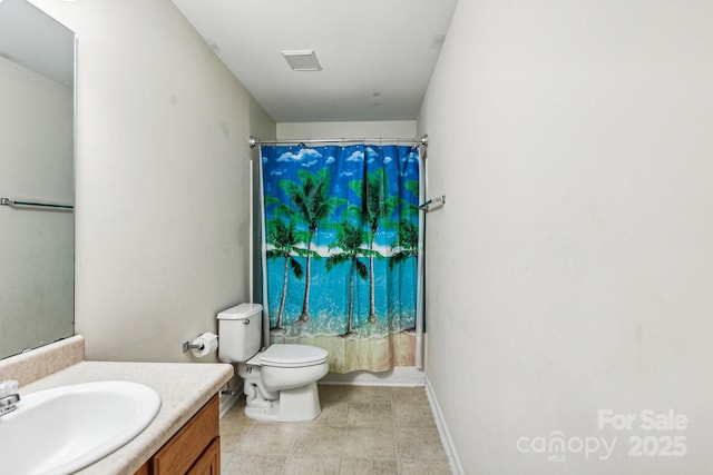 full bathroom featuring shower / tub combo with curtain, vanity, and toilet