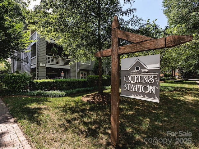 community sign featuring a yard