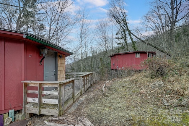 view of yard with a storage unit