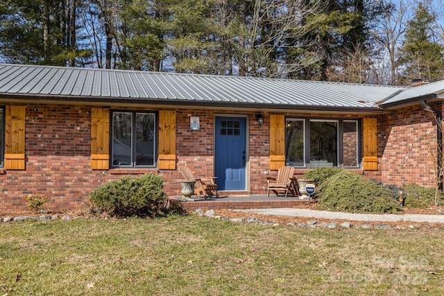 single story home with a front lawn