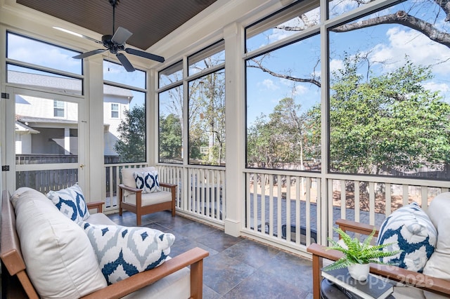 sunroom with ceiling fan