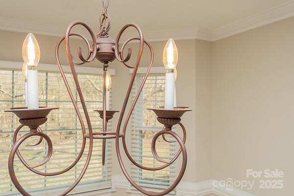 room details with crown molding and a chandelier