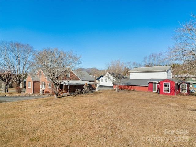 view of yard with a storage shed