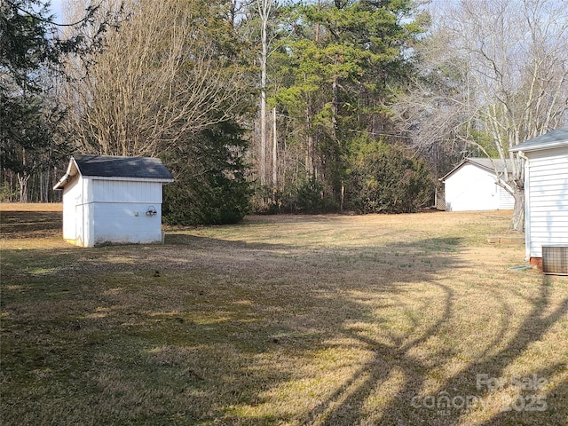 view of yard with a shed