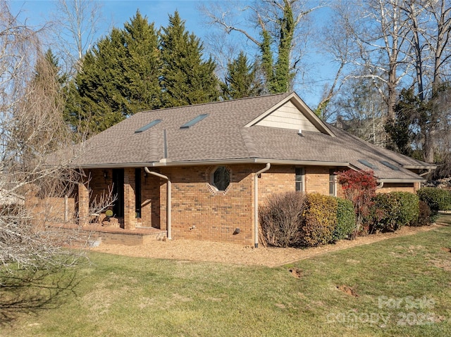 view of front of house with a front lawn