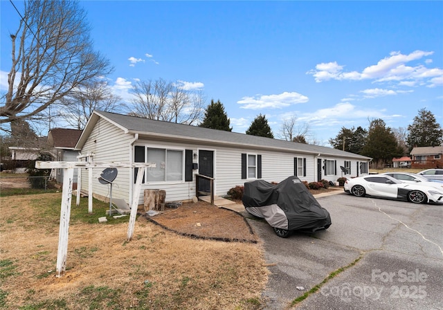 view of front of property with a front yard