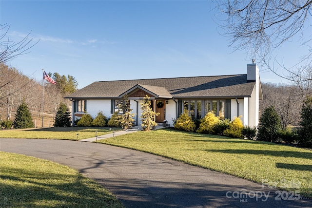 ranch-style house featuring a front yard