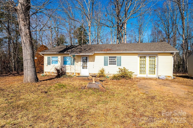 ranch-style home featuring a front lawn