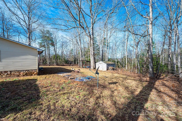 view of yard featuring a storage shed