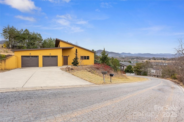 view of front of house featuring a garage and a mountain view