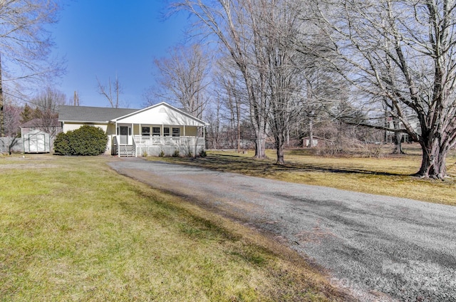 view of front of home featuring a porch and a front lawn