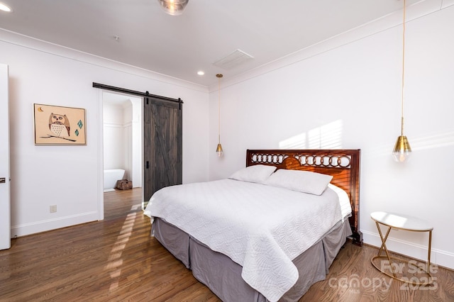 bedroom featuring a barn door, recessed lighting, baseboards, dark wood finished floors, and crown molding